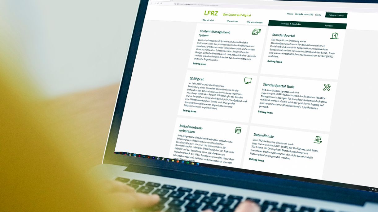 Laptop zeigt die Produkt-Seite auf der LFRZ-Webseite