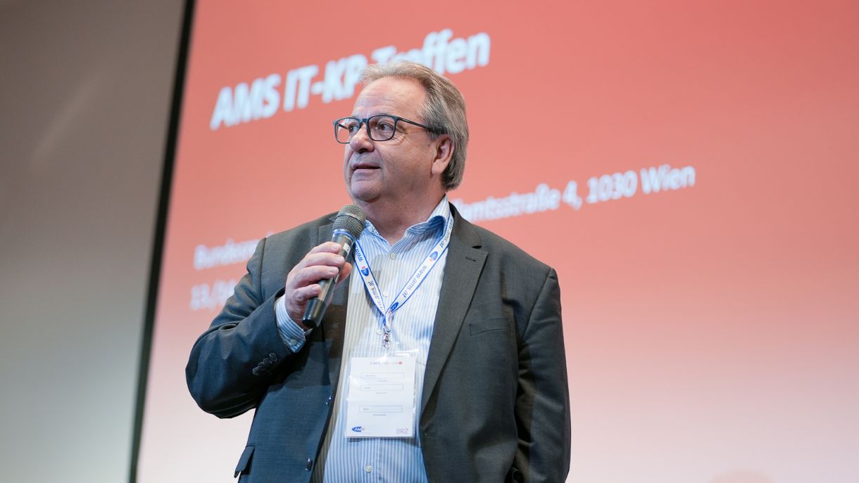 Andreas Liedl, CIO des AMS, mit Mikrofon vor Publikum