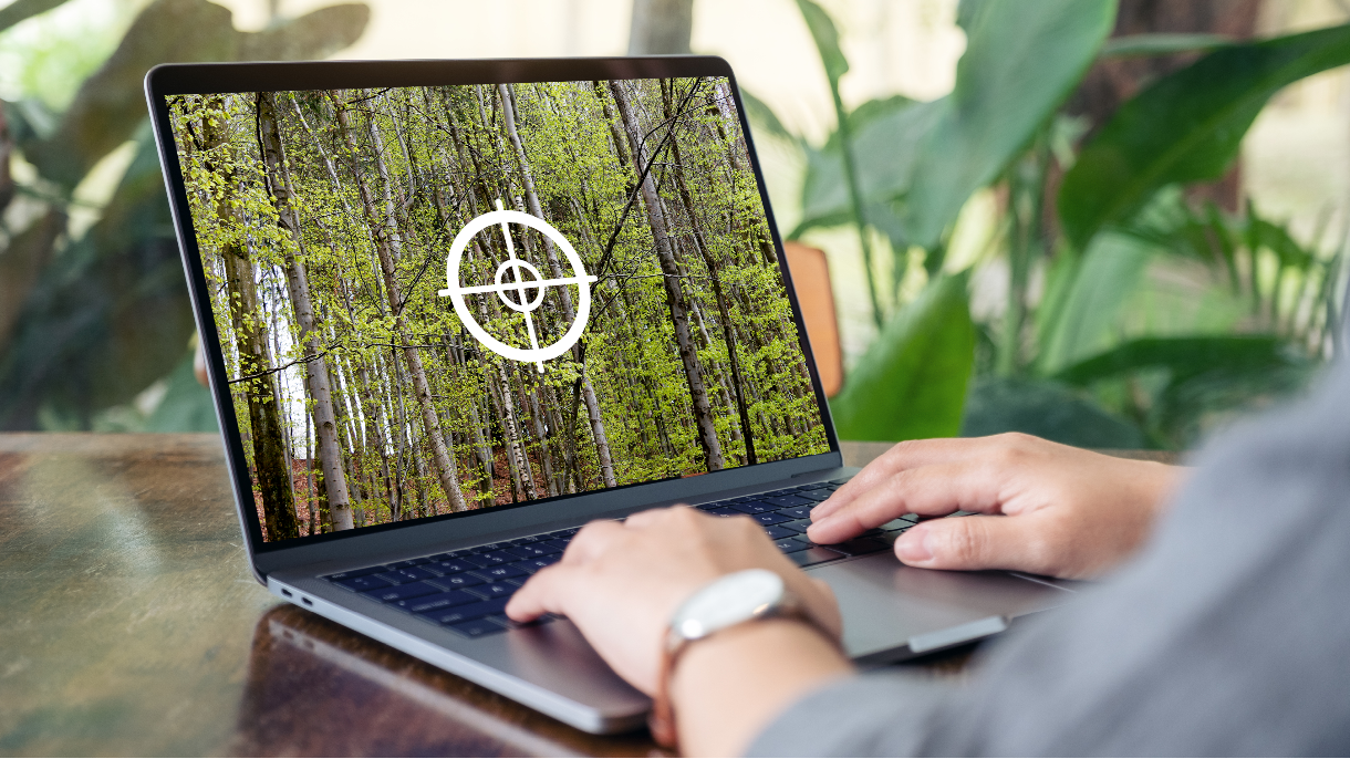 Person benutzt die ELAK-Website auf dem Laptop
