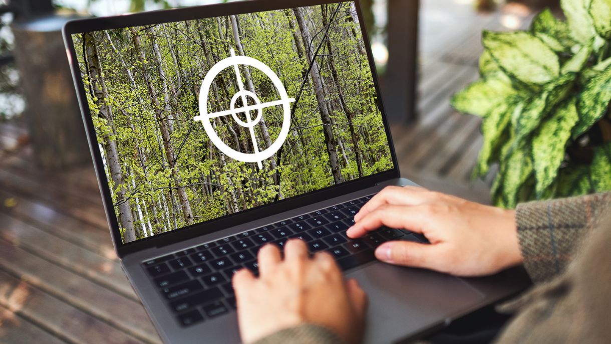 Person benutzt die ELAK-Website auf dem Laptop