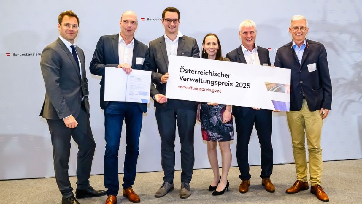 Gruppenbild bei der Verleihung der Auszeichnung