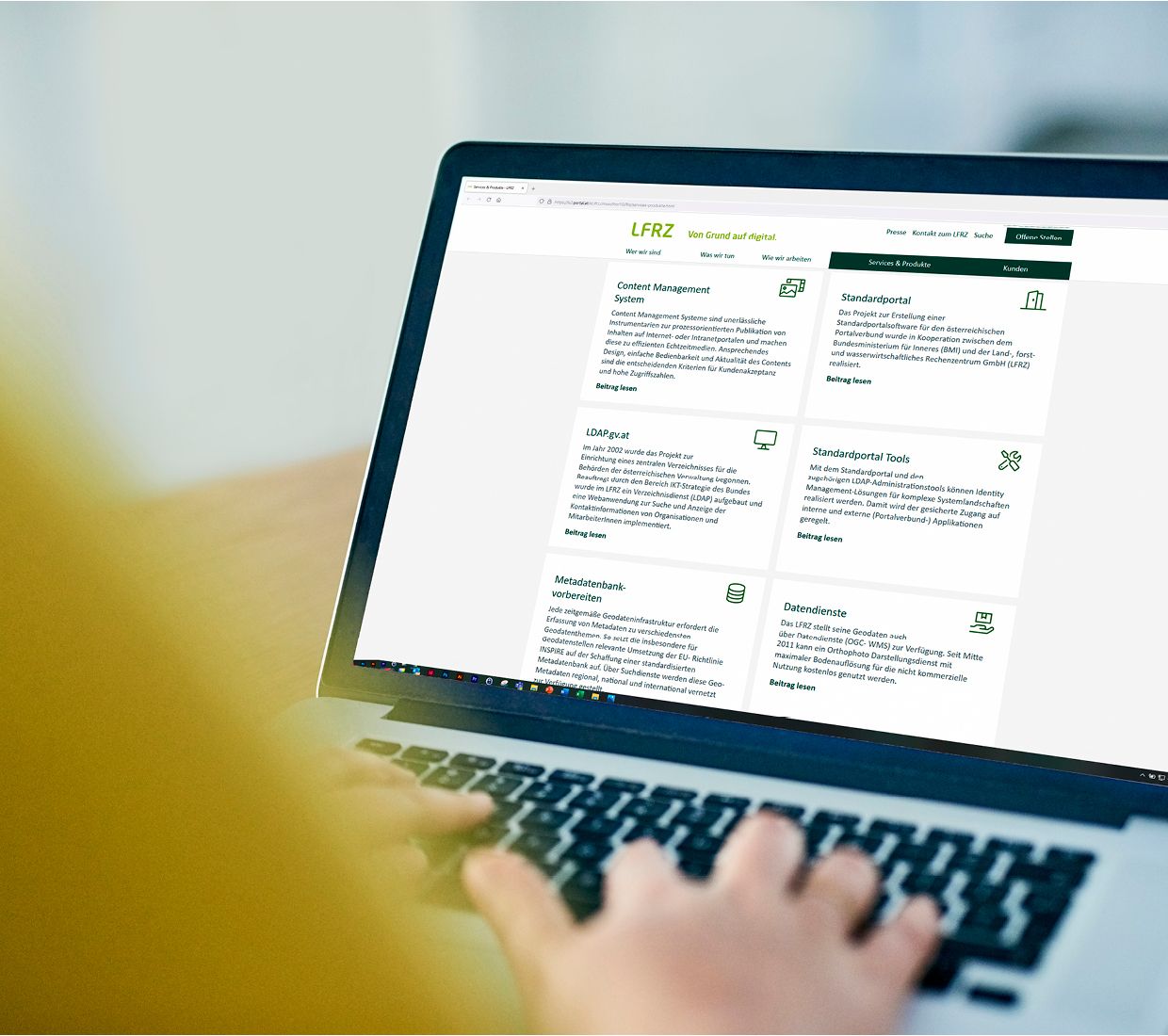 Produkte Website Mock-Up, @LFRZ - iStock.com/Moyo Studio Laptop zeigt die Produkt-Seite auf der LFRZ-Webseite